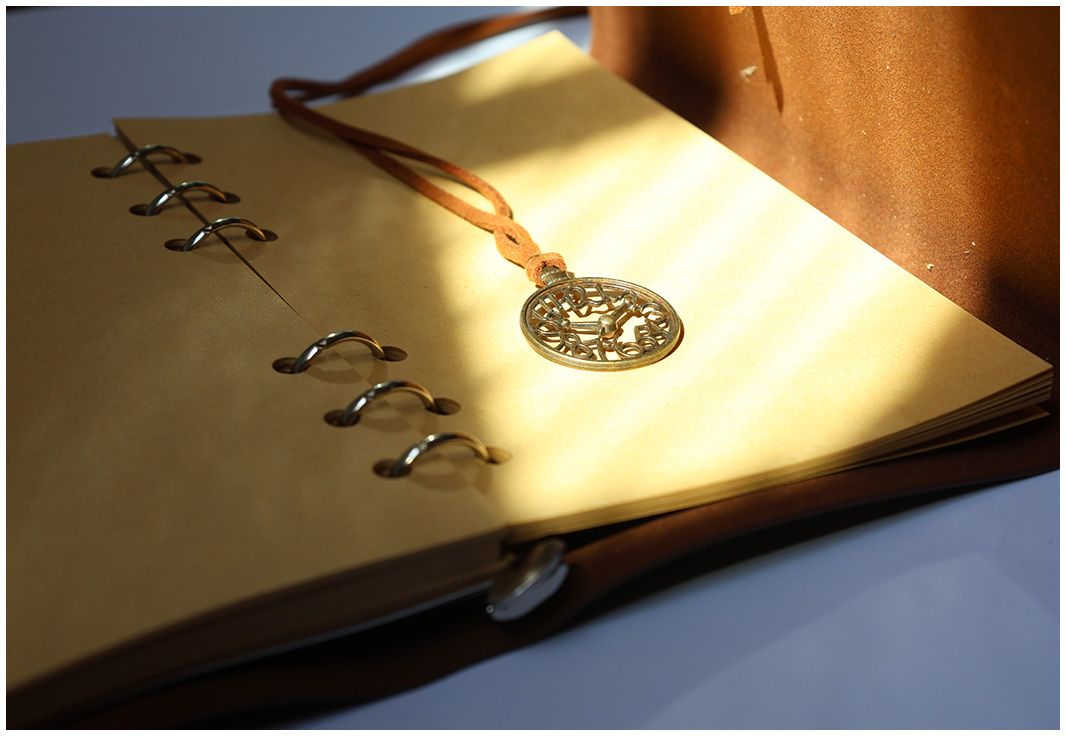 时钟笔记本（红棕）